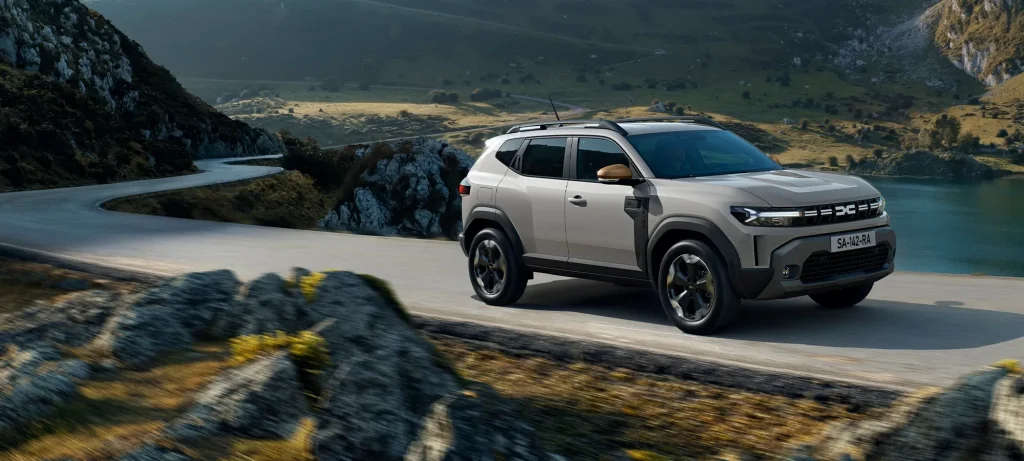 Der Dacia Duster auf einer Straße in den Bergen bei RRG.