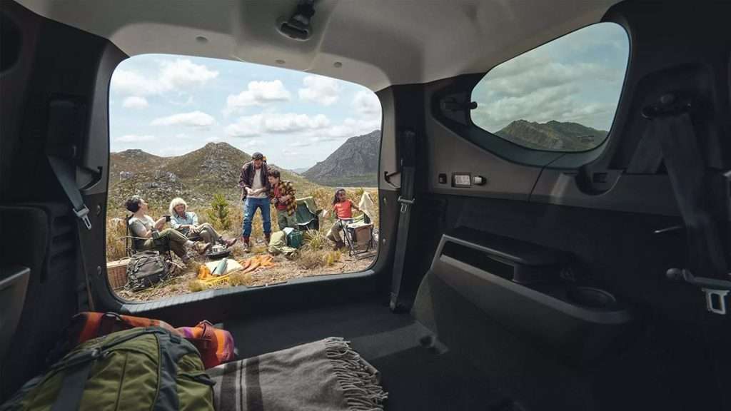 Dacia Jogger mit Blick aus dem Kofferraum auf eine Camper-Familie beim Picnic