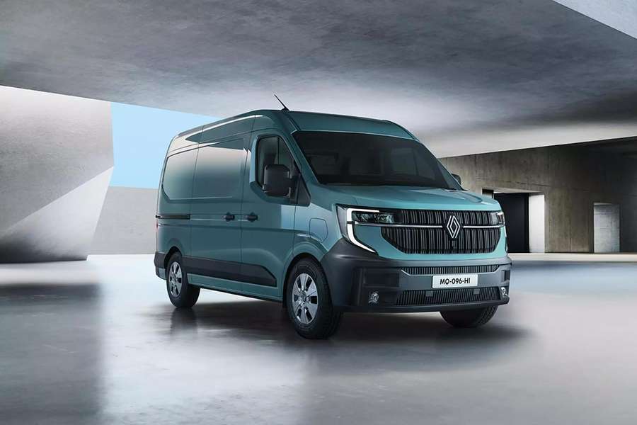 Der Renault Master E-Tech in der Frontansicht bei RRG.