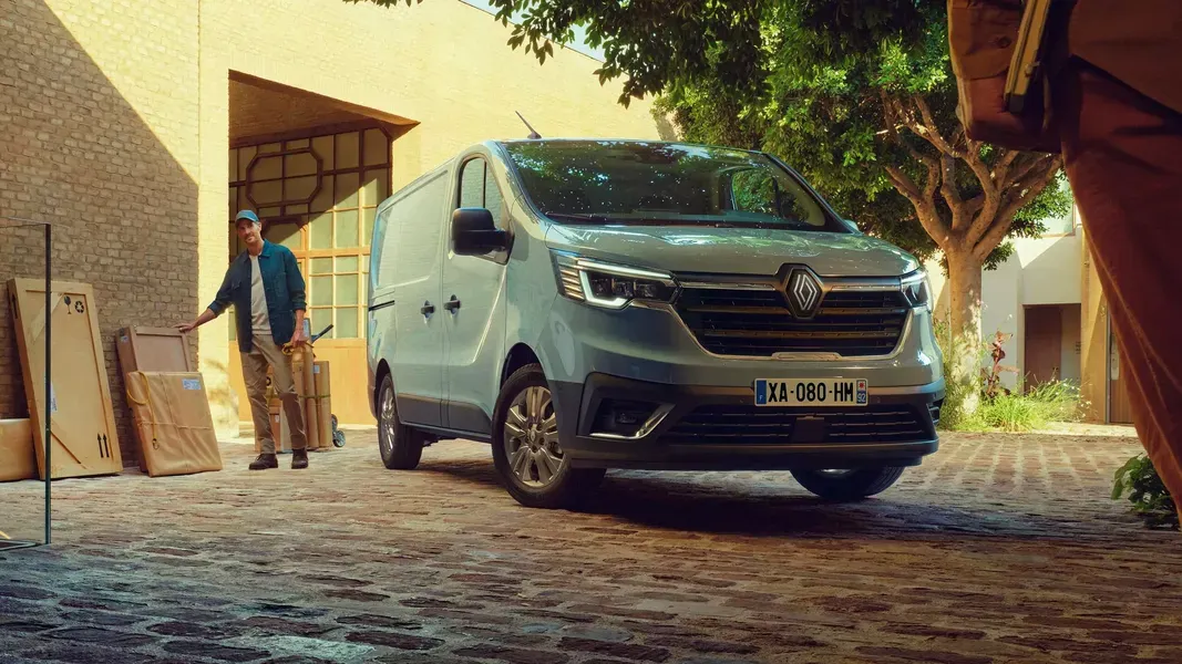 Renault Trafic vor einer Schreinerei