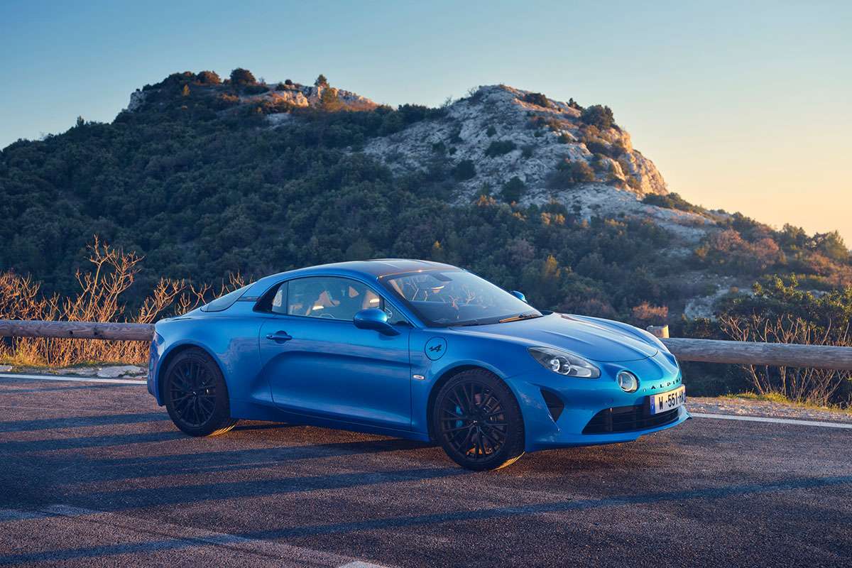 Alpine A110 auf einer Landstraße geparkt