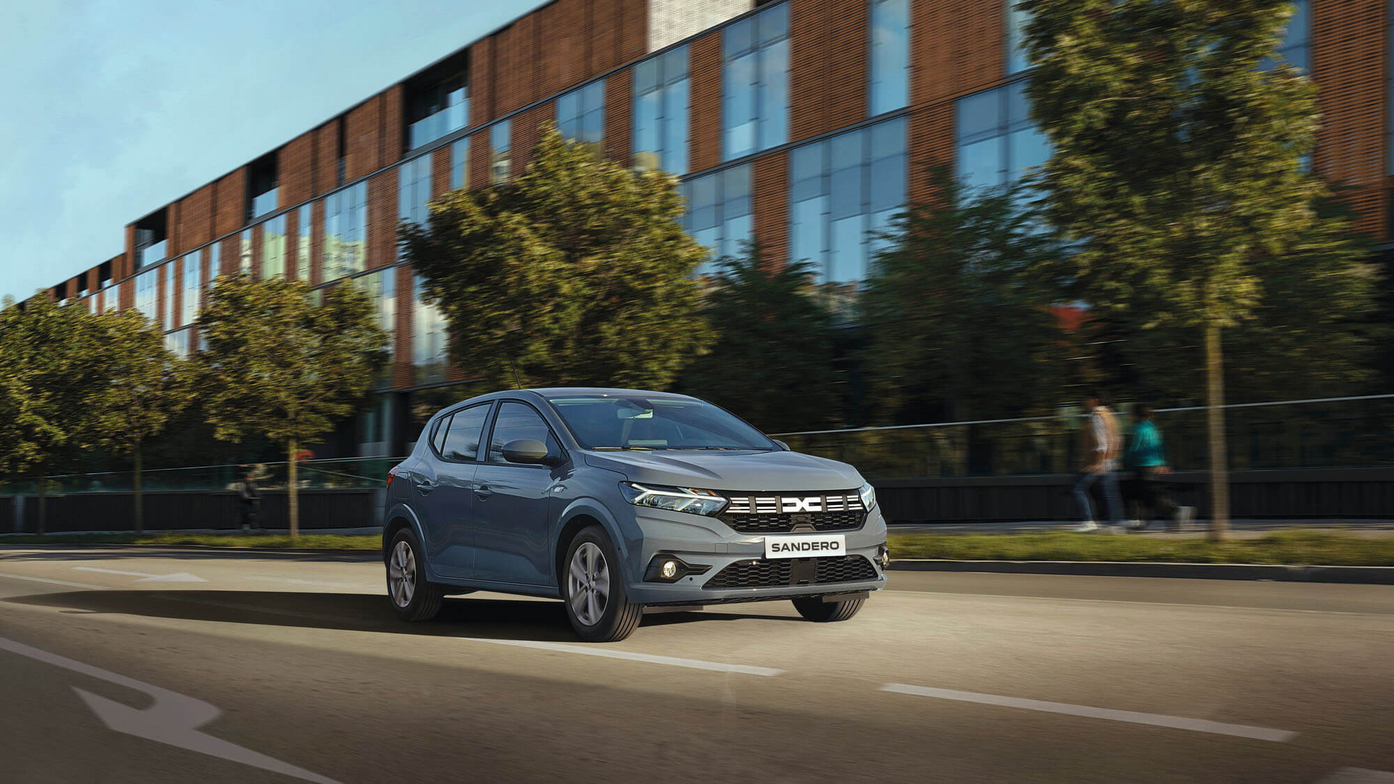 Dacia Sandero fahrend auf einer städtischen Straße