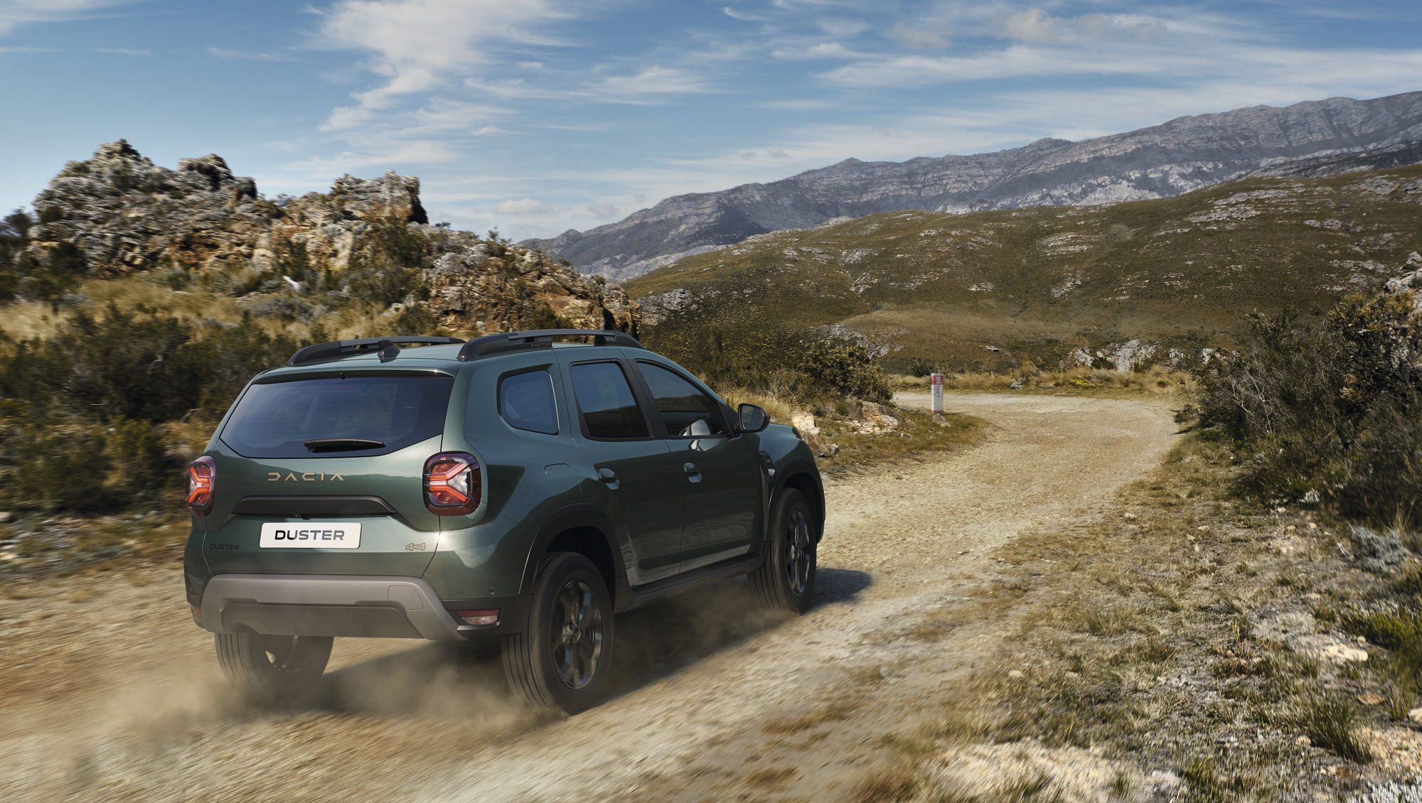 Dacia Duster in staubigem Gebirge