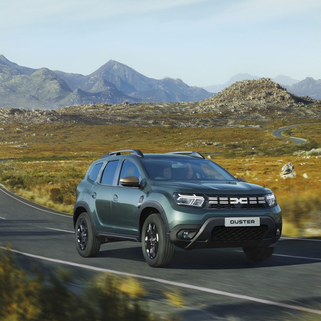 Dacia Duster auf Landstraße im Gebirge