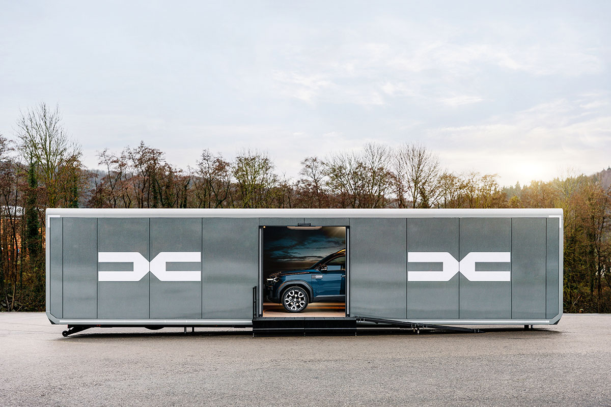 Dacia Bigster Roadshow Container mit einem Blick auf die Autofront