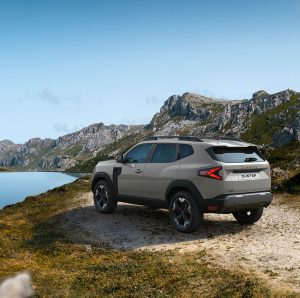 Dacia Duster Rückansicht vor einem Gebirgssee