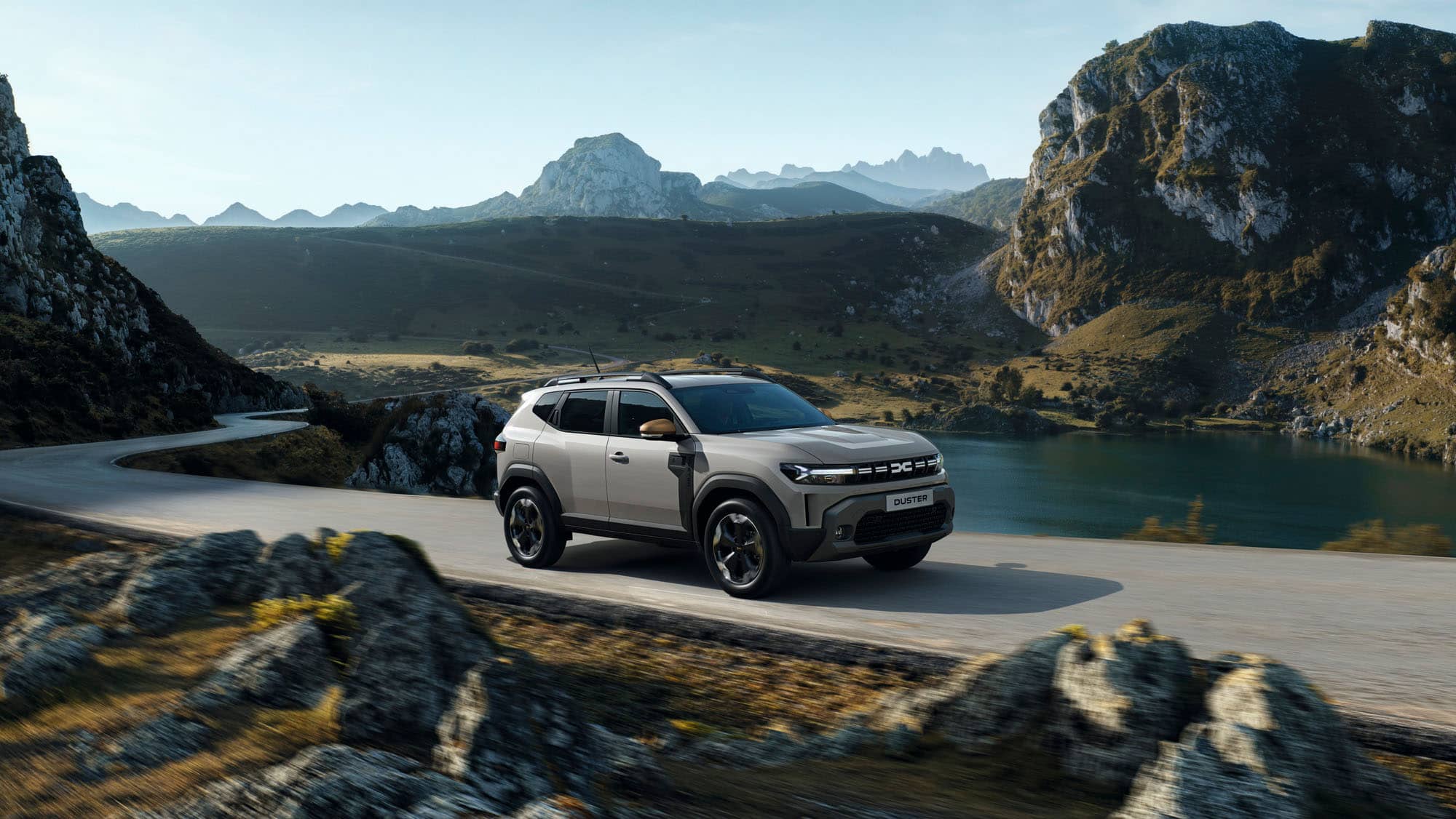 Der Dacia Duster in der Gebirgslandschaft bei RRG.