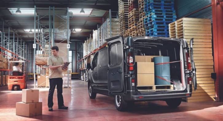 Der Renault Trafic in einer Lagerhalle bei RRG.