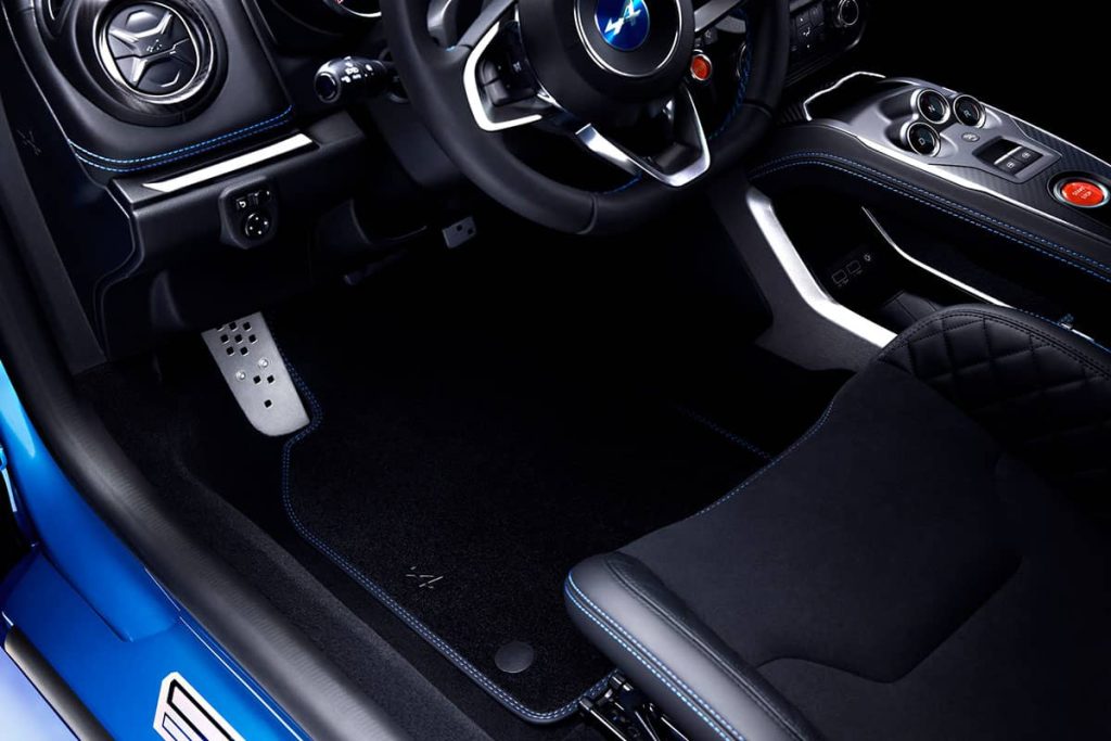 Der Alpine A110 Einstieg auf Fahrerseite bei RRG.
