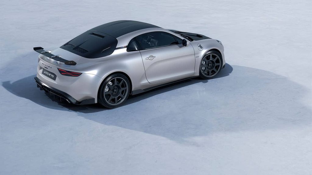 Der Alpine A110 R70 in der Seitenansicht in Schneelandschaft bei RRG.