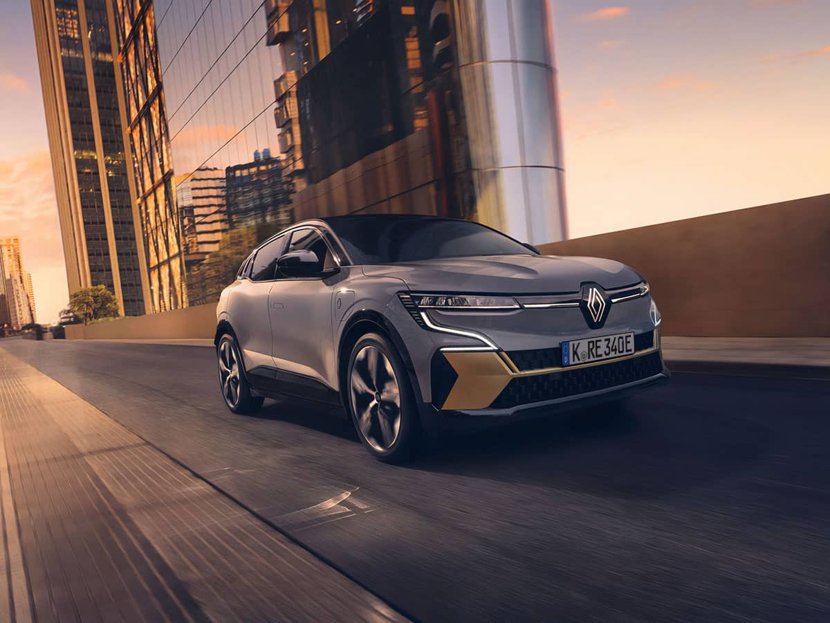 Der Renault Megane auf der Straße bei RRG.