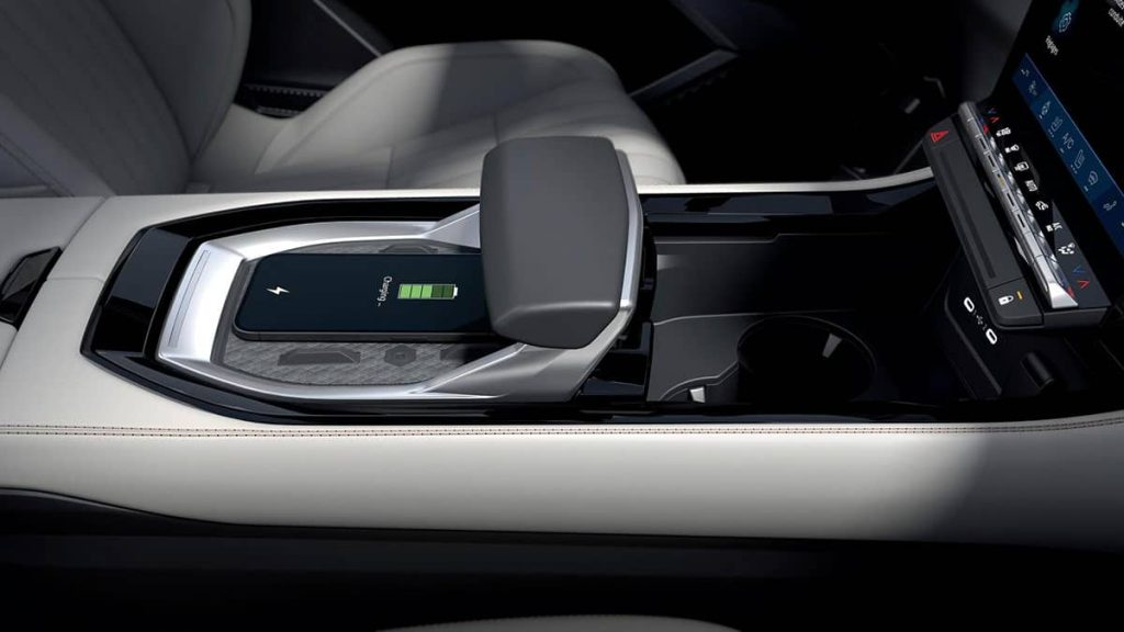 Renault Espace Mittelkonsole mit induktiver Ladefunktion