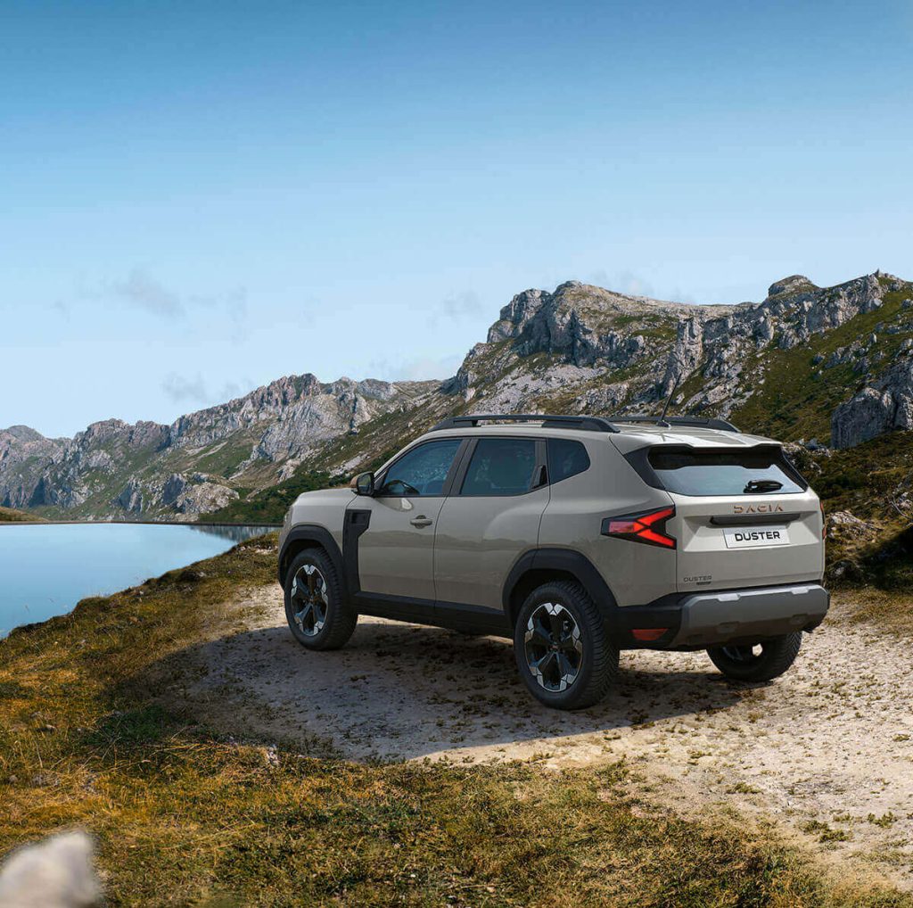 Der Dacia Duster in Rückansicht, parkend am See bei RRG.
