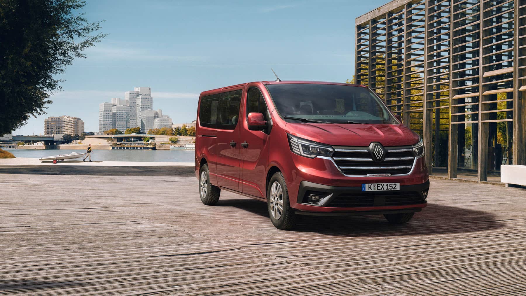 Roter Renault Trafic Combi Personentransport