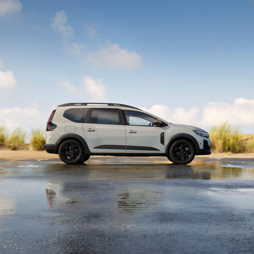 Der Dacia Jogger Facelift in der Seitenansicht vor Dünen bei RRG.
