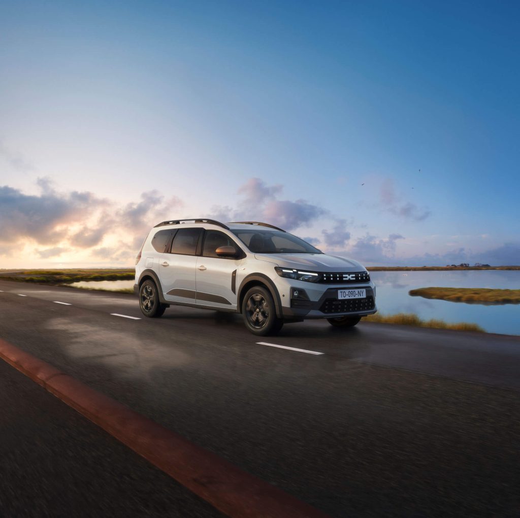 Der Dacia Jogger Facelift auf der Straße bei RRG.