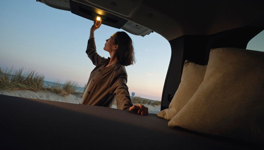 Dacia Jogger Kofferraum mit der YouClip Lampe ausgeleuchtet