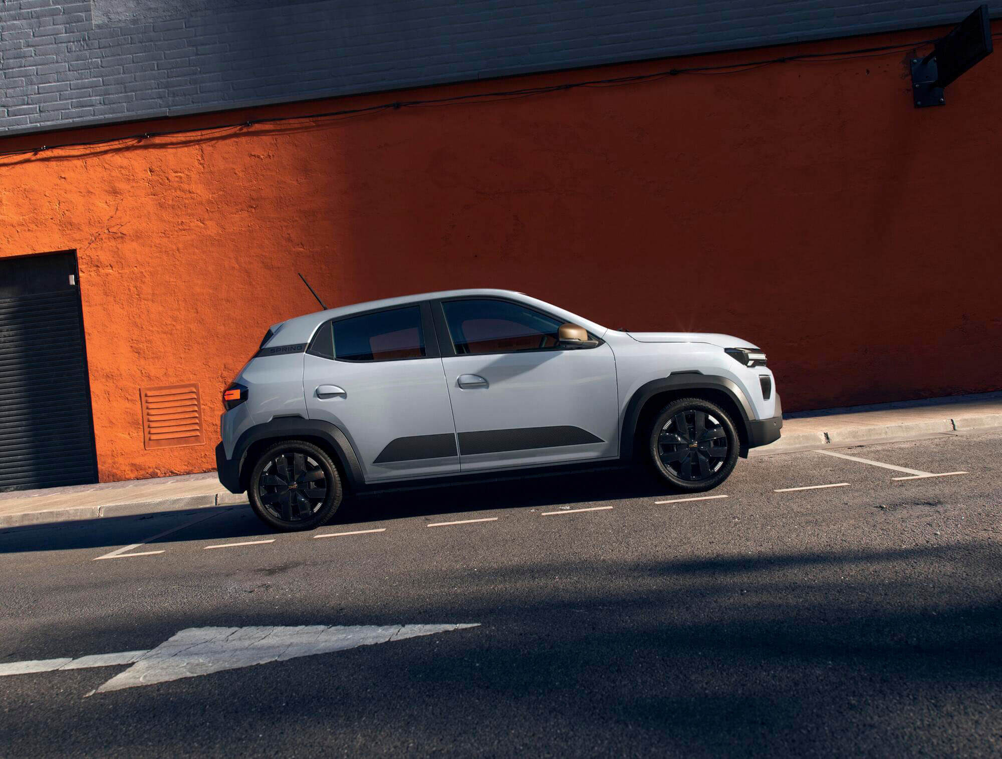 Der Dacia Spring in Profilansicht als Facelift Modell bei RRG.