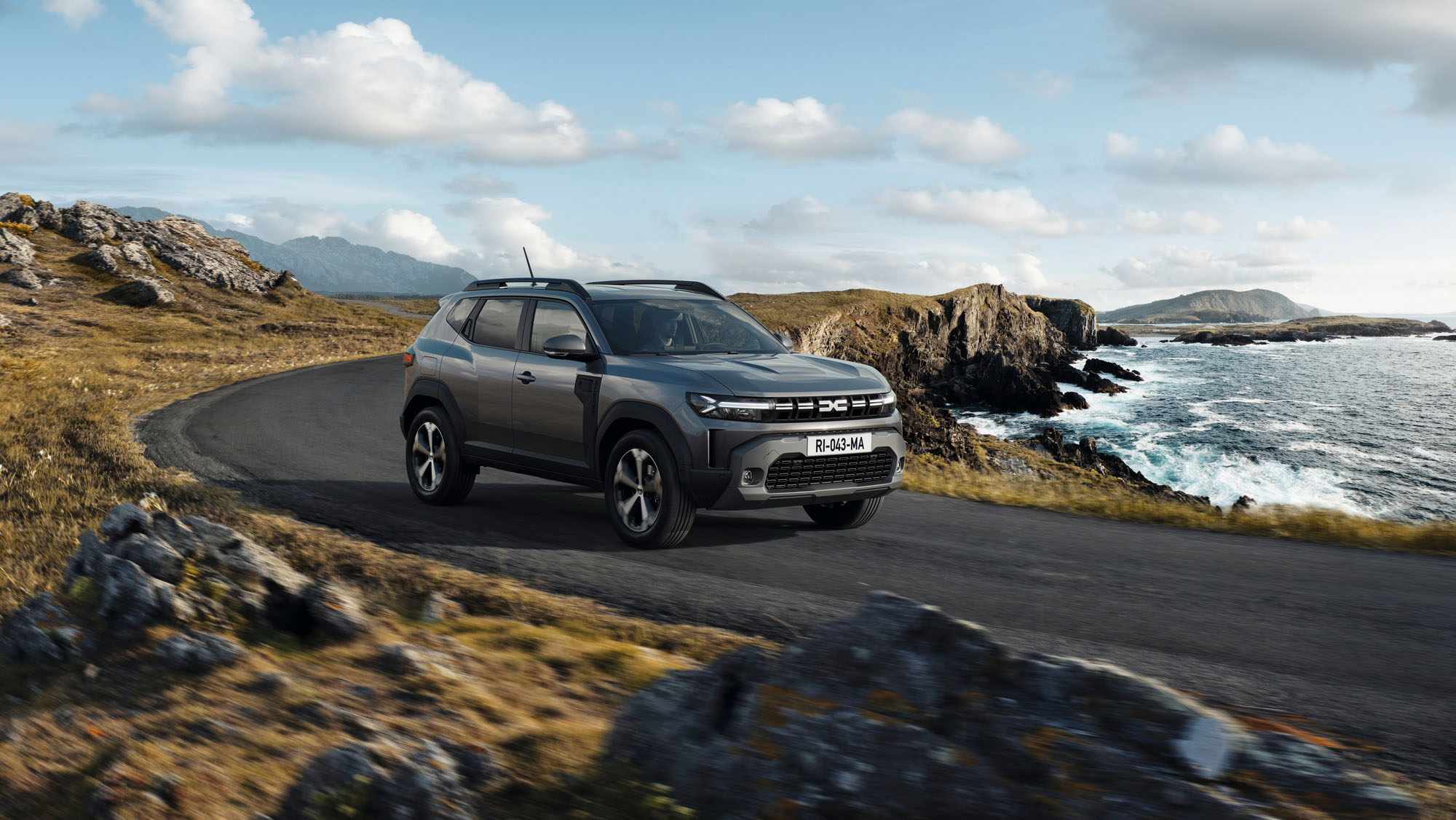Dacia Duster in silber auf einer Gebirgsstraße