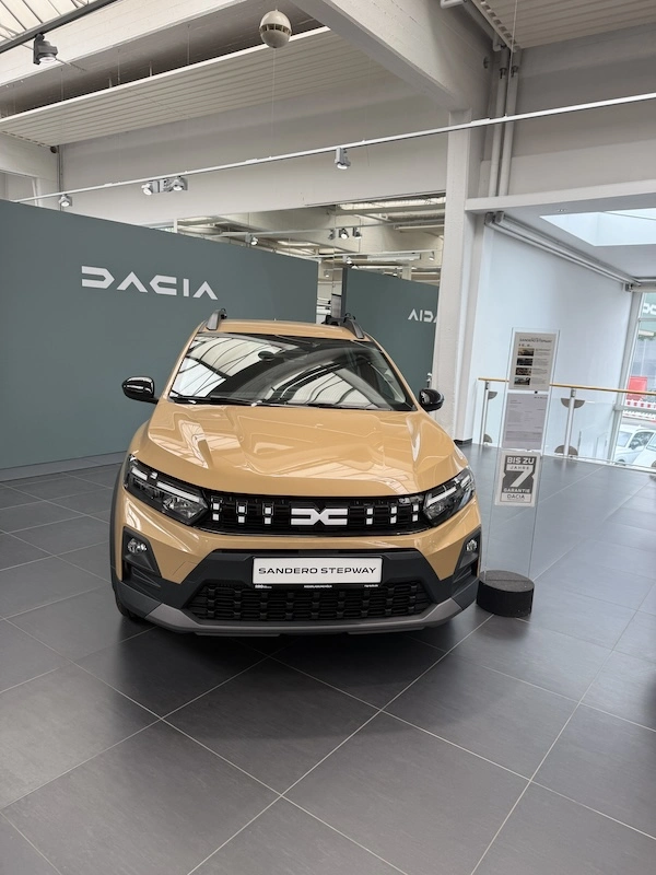 Das Dacia Autohaus in Köln der Retail Renault Group von innen.